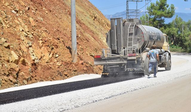 Kumluca Belediyesi Adrasan ve Karaöz'de asfalt çalışması yapıyor
