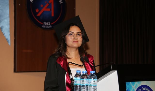 Lösemiyle mücadele eden genç, üniversite eğitimini fakülte birincisi olarak tamamladı
