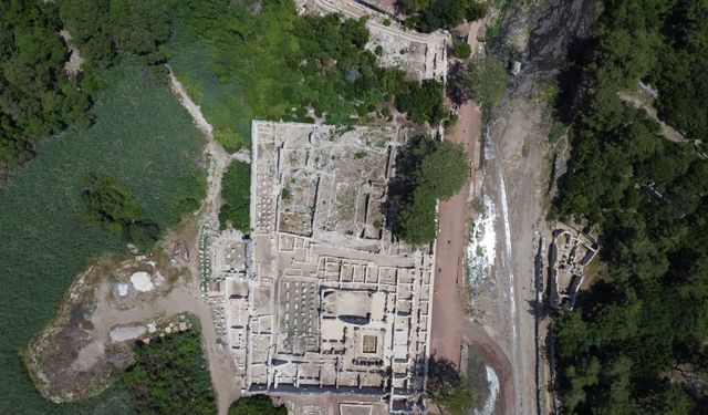 Olympos Antik Kent'te ziyarete ilk kez açılan kaya mezarları gezi rotasına dahil edildi
