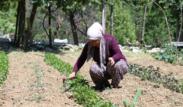 "Şalvarlı" belediye başkanı hem evini hem ilçesini kalkındırıyor