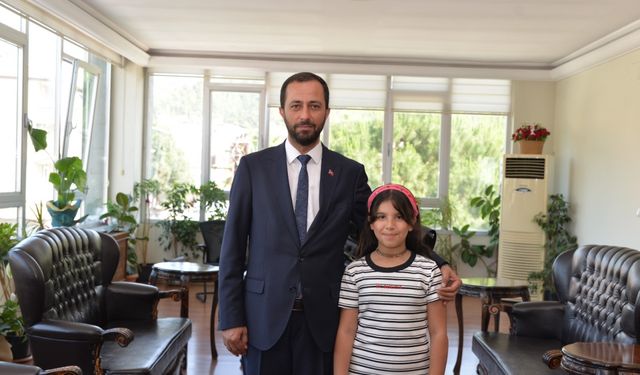 Yayladağı'nda bursluluk sınavında tam puan alan öğrenci ödüllendirildi