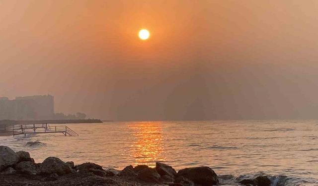 Akdeniz’de gün doğumuyla oluşan yakamoz mest etti