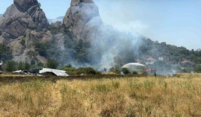 Kemer’de çalılık alanda yangın