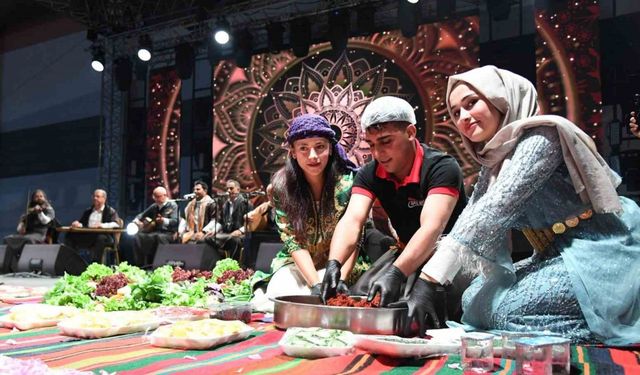 Urfa’nın siyah gülü ile Isparta’nın pembe gülü buluştu
