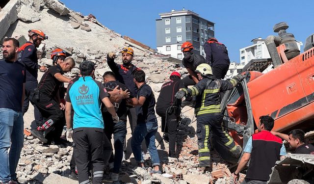 Ağır Hasarlı Bina Yıkılırken İş Makinesinin Üzerine Devrildi