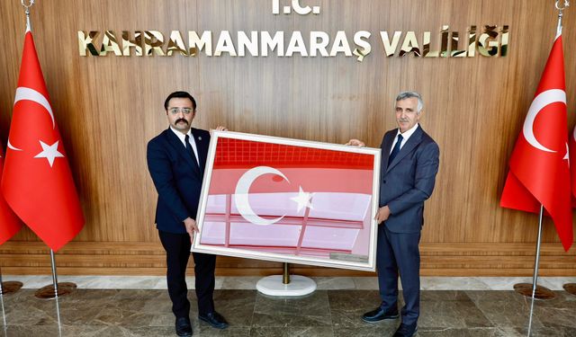 Dernek Başkanı Şahbazlı, Vali Ünlüer'e Bayrak Takdim Etti