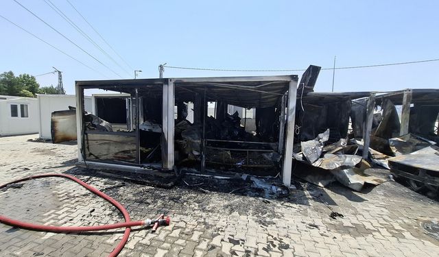 Galatasaray Konteyner Kent'te Yangın: 5 Konteyner İle 1 Araç Yandı
