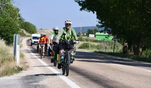 İklim krizine dikkati çekmek için bisikletiyle yaklaşık 1600 kilometre yol katetti