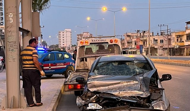 Mersin'de üst geçide çarpan otomobildeki 6 kişi yaralandı