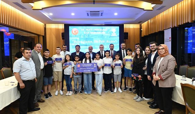 Sınavda Başarı Sağlayan Öğrencilere Ödül Verildi