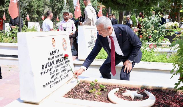 15 Temmuz’da Şehitleri Kabirleri Başında Dualarla Anıldı