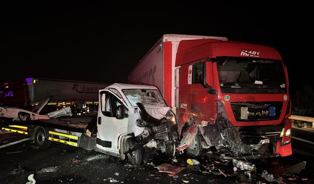 Adana'da 4 aracın karıştığı zincirleme trafik kazasında 8 kişi yaralandı