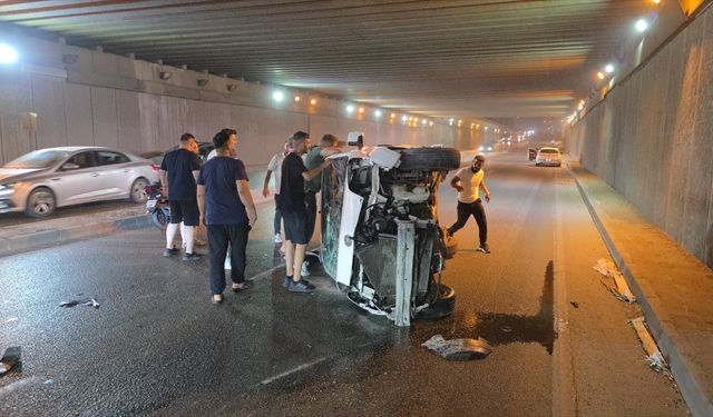 Adana'da alt geçit duvarına çarpan hafif ticari aracın sürücüsü yaralandı