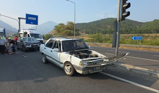 Adana'da otomobillerin çarpışması sonucu 1 kişi yaralandı