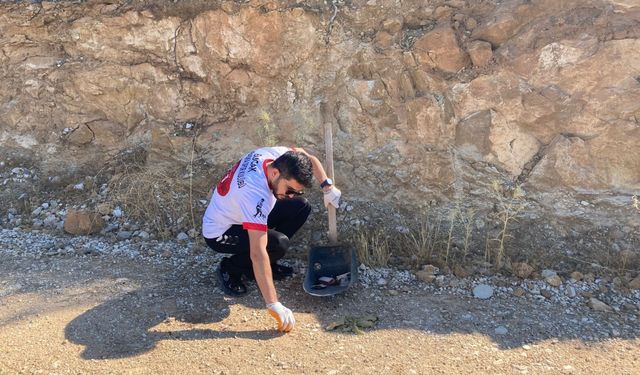 Burdur'da gönüllü vatandaşlar çevre temizliği yaptı