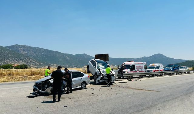 Burdur'da iki otomobilin çarpıştığı kazada 5 kişi yaralandı