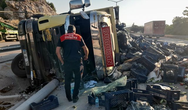 Burdur'da refüje devrilen kamyonun sürücüsü yaralandı