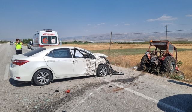 Burdur'da traktörle otomobilin çarpıştığı kazada 5 kişi yaralandı