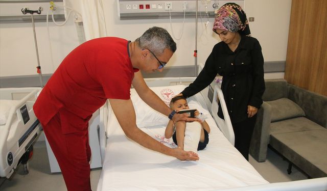 Hatay'daki Altınözü Devlet Hastanesi'nde boy uzatma ameliyatları yapılıyor