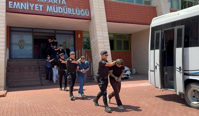 Isparta'da 3 kişinin yaralandığı "yan bakma" meselesinde 2 kişi tutuklandı