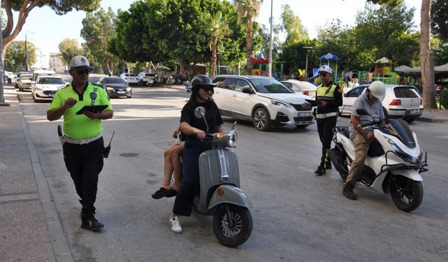 Mersin'de polis ekipleri motosiklet sürücülerini denetledi