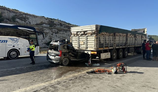 Mersin'de tıra çarpan hafif ticari araçtaki 1'i çocuk 5 kişi öldü