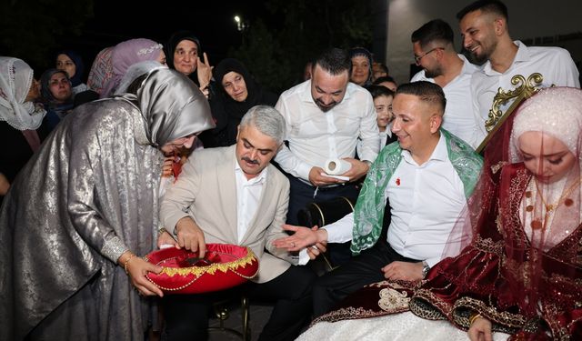 Pozantı Belediye Başkanı Ali Avan belediye personeli çiftin nikahını kıydı