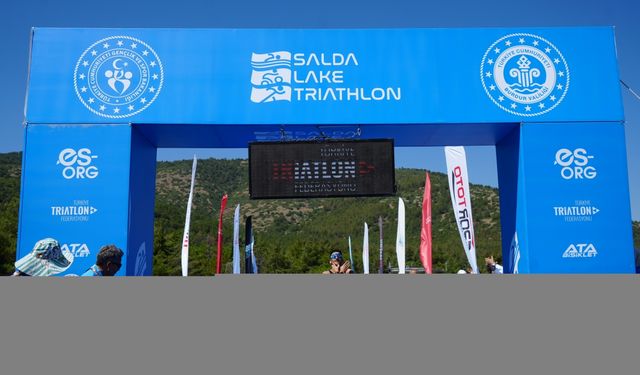 Salda Gölü'nde triatlon heyecanı yaşandı
