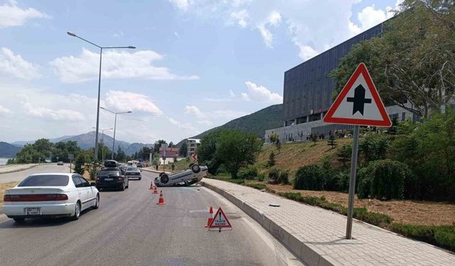 Bordür taşına çarpıp takla attı: 1 yaralı