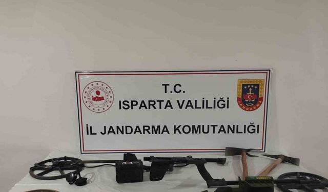 Eğirdir’de şüphelenilen 4 kişiden kazma ve dedektörler ele geçirildi