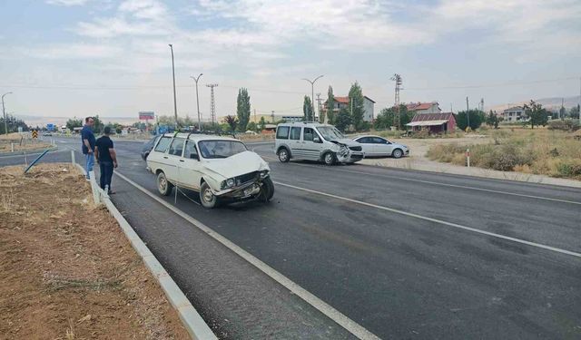 Isparta’da iki otomobil kavşakta çarpıştı: 3 yaralı
