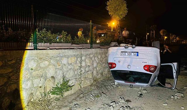 Kanala düşen otomobilin sürücüsü yaralandı
