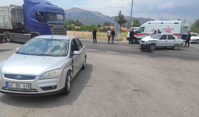Kavşakta iki otomobil çarpıştı: 4 yaralı