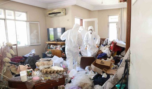 Mersin’de çöp ev üçüncü kez temizlendi, 6 ton çöp çıktı