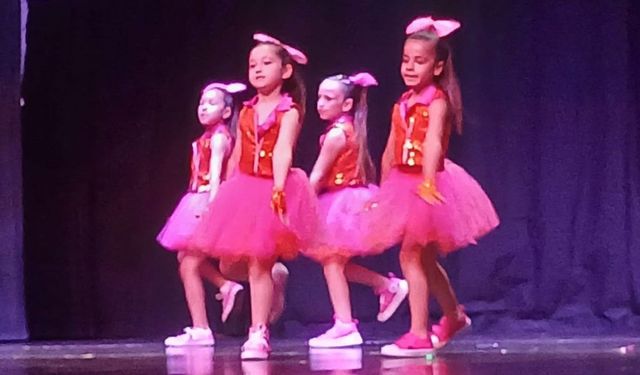 Minik dansçılar sahnede göz doldurdu