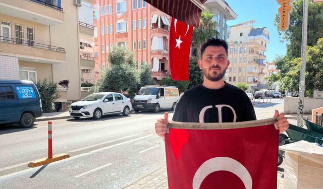 Polonya uyruklu şahıs Türk bayrağını alıp götürdü, polis bulup sahibine teslim etti