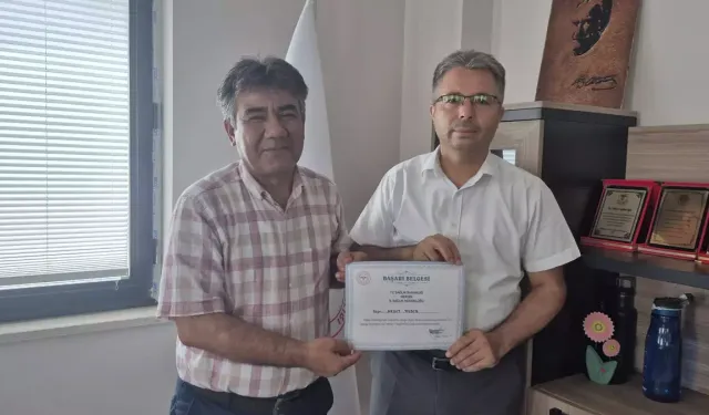 Erdemli'de sigarayı bırakan 2 kamu personeline başarı belgesi verildi