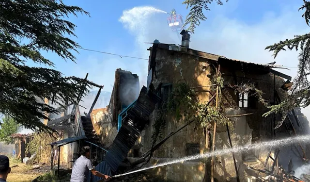 Isparta'da ahşap ev yandı