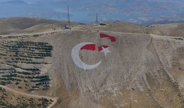 Kahramanmaraş'ın Zirvesine Dev Türk Bayrağı ve İstiklal Madalyası İşleniyor