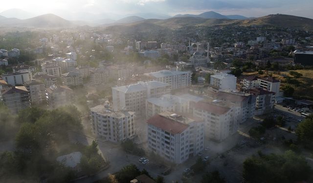 Afşin’de Ağır Hasarlı Bina Yıkıldı: Ortalık Toz Duman Oldu