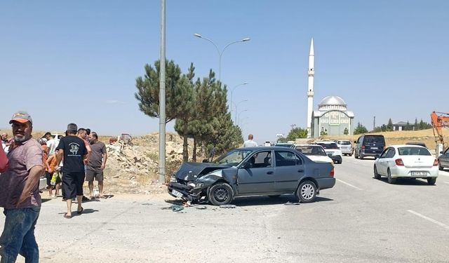 Afşin’de İki Otomobil Çarpıştı: 5 Yaralı