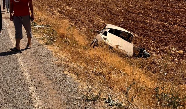Afşin’de Otomobil Tarlaya Uçtu: 2 Kişi Yaralandı