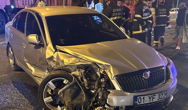 Adana'da 5 kişinin yaralandığı trafik kazası güvenlik kamerasında
