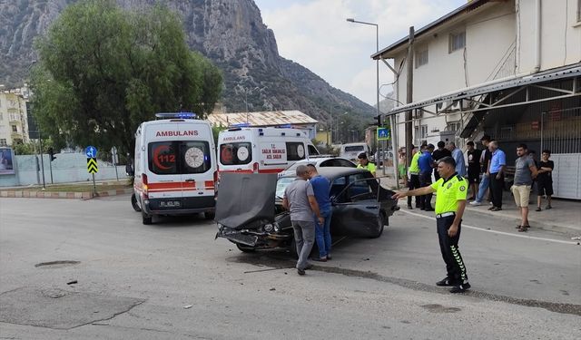 Adana'da iki otomobilin çarpıştığı kazada 3 kişi yaralandı