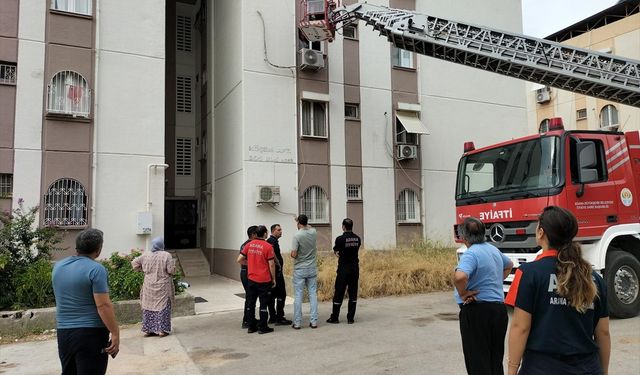 Adana'da merdiveni çöken apartmanda mahsur kalan 20 kişiyi itfaiye kurtardı