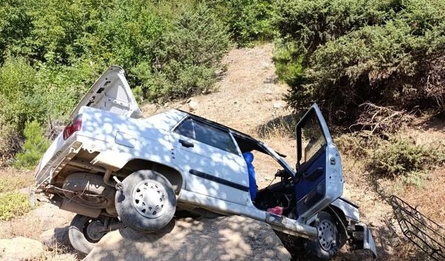 Adana'da şarampole devrilen otomobildeki 2 kişi yaralandı