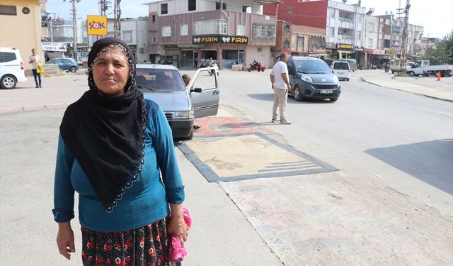 Adana'da tozdan rahatsız olan kadın yoldaki çukurları halıyla kapattı