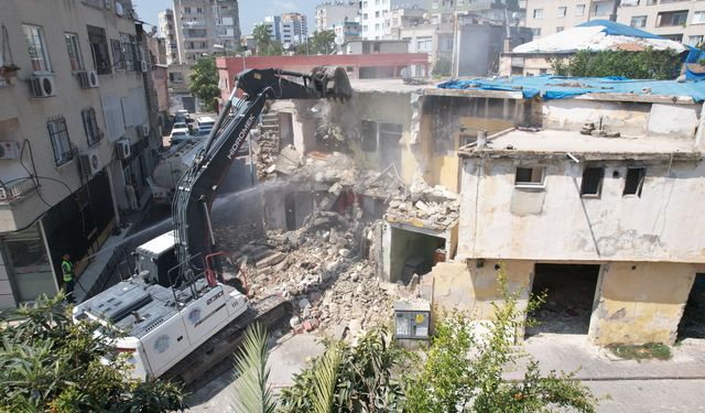 Akdeniz'de 2 katlı metruk bina kontrollü yıkıldı
