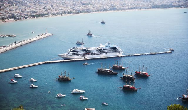 Alanya'ya "Nautica" isimli kruvaziyerle 602 yolcu geldi