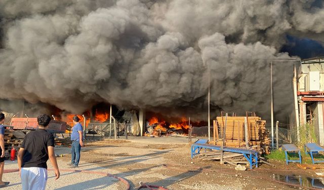 Antalya'da iki depoda çıkan yangın söndürülmeye çalışılıyor